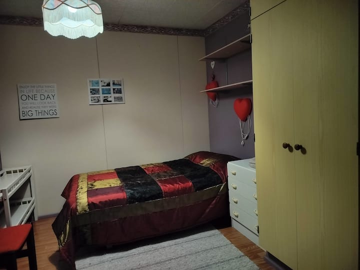 Tästä makuuhuoneesta on 
näkymä toisen huoneiston porraskatoksen kautta pihaan/tielle. Peittävät pimennysverhot antavat kuitenkin oman rauhan.
Huoneessa on 120 cm vuode