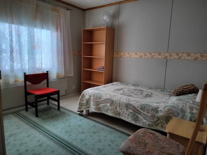Keittiön viereisessä makuuhuoneessa on 120 cm vuode.
Tarvittaessa tähän huoneeseen saadaan tuotua varavuode, jolloin majoittujia voi olla (samaan hintaan) viisikin.