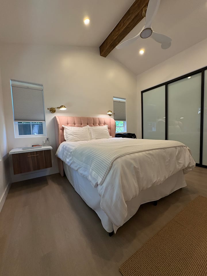 Легло с размер Queen size и много място в гардероба в спалнята