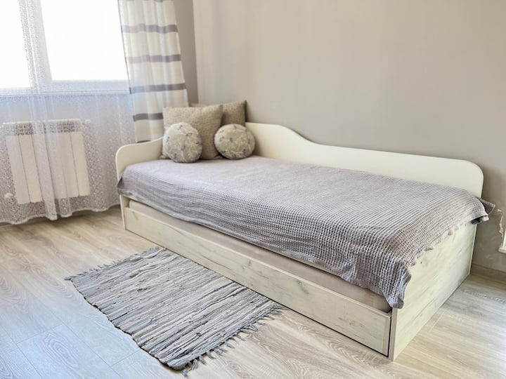 Დამატებითი ოთახი გთავაზობთ ორ ადამიანს, რომლებსაც ორი ერთადგილიანი საწოლი აქვთ დასაძინებლად, რაც მას უაღრესად კომფორტულ და ფუნქციურს ხდის. Ოთახი ნათელი და სტუმართმოყვარეა მინიმალისტური და კომფორტული ინტერიერით.