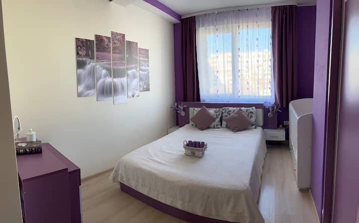 Ეს მყუდრო საძინებელი იდეალური ადგილია თავგადასავლების შემდეგ დასასვენებლად. Აღჭურვილია დიდი საწოლით, გარდერობითა და საწოლისპირა მაგიდებით, უჯრის გულმკერდითა და ბავშვის საწოლით მცირეწლოვანი ბავშვების ოჯახების კომფორტისთვის და დასვენებისთვის.