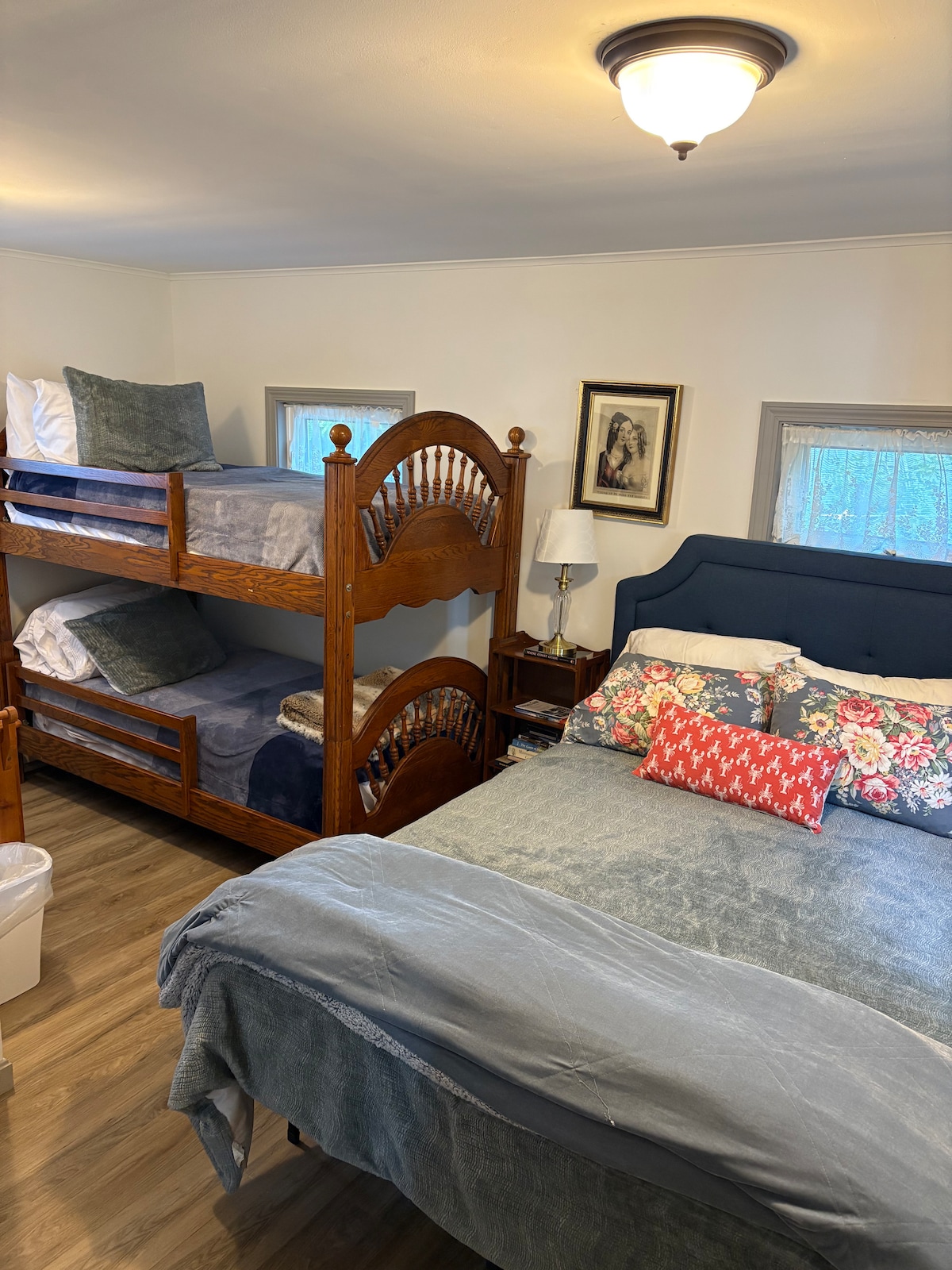 غرفة نوم ثانية مع سرير بحجم كوين وأسرّة بطابقين مناسبة للبالغين. 