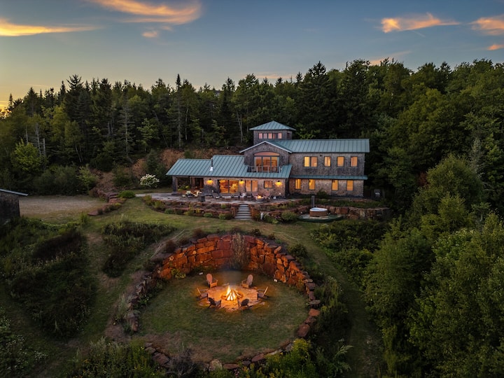 Cliff House - Ocean Views! Architectural designed.