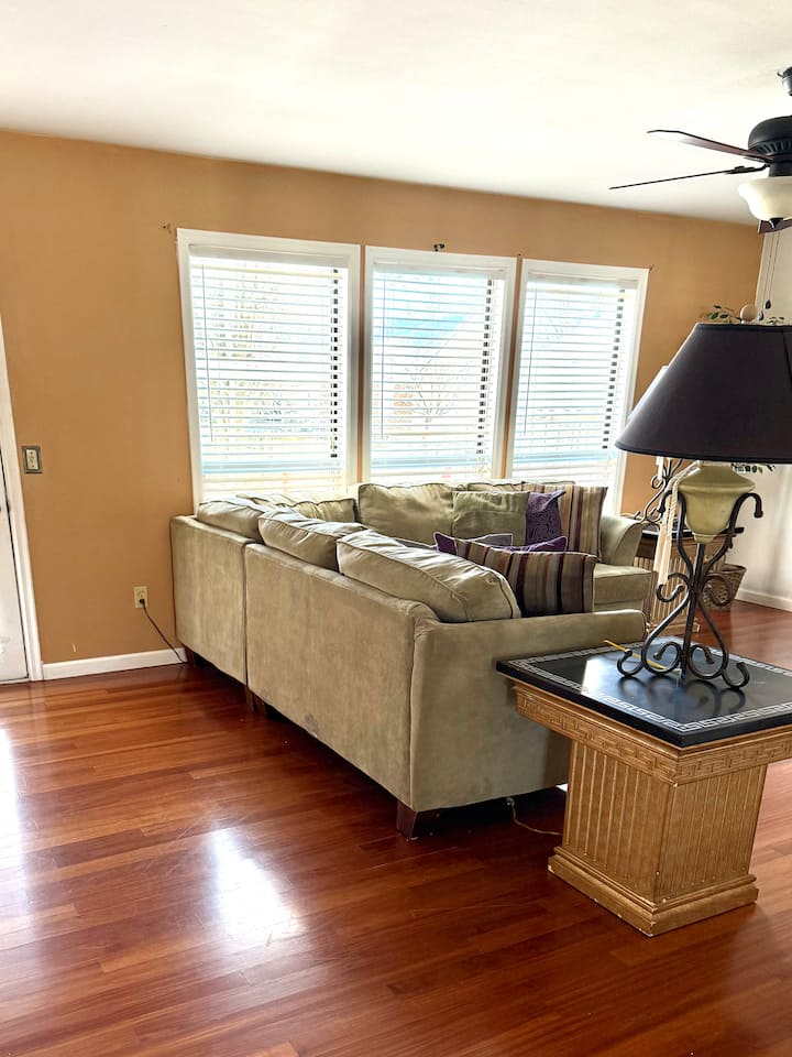 4 Bedroom Oasis With Pool In Quiet Neighborhood - Chesterfield, MO