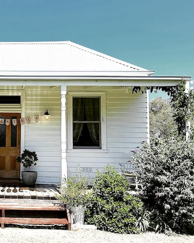 The Station Master’s Cottage – Coastal Farmstay