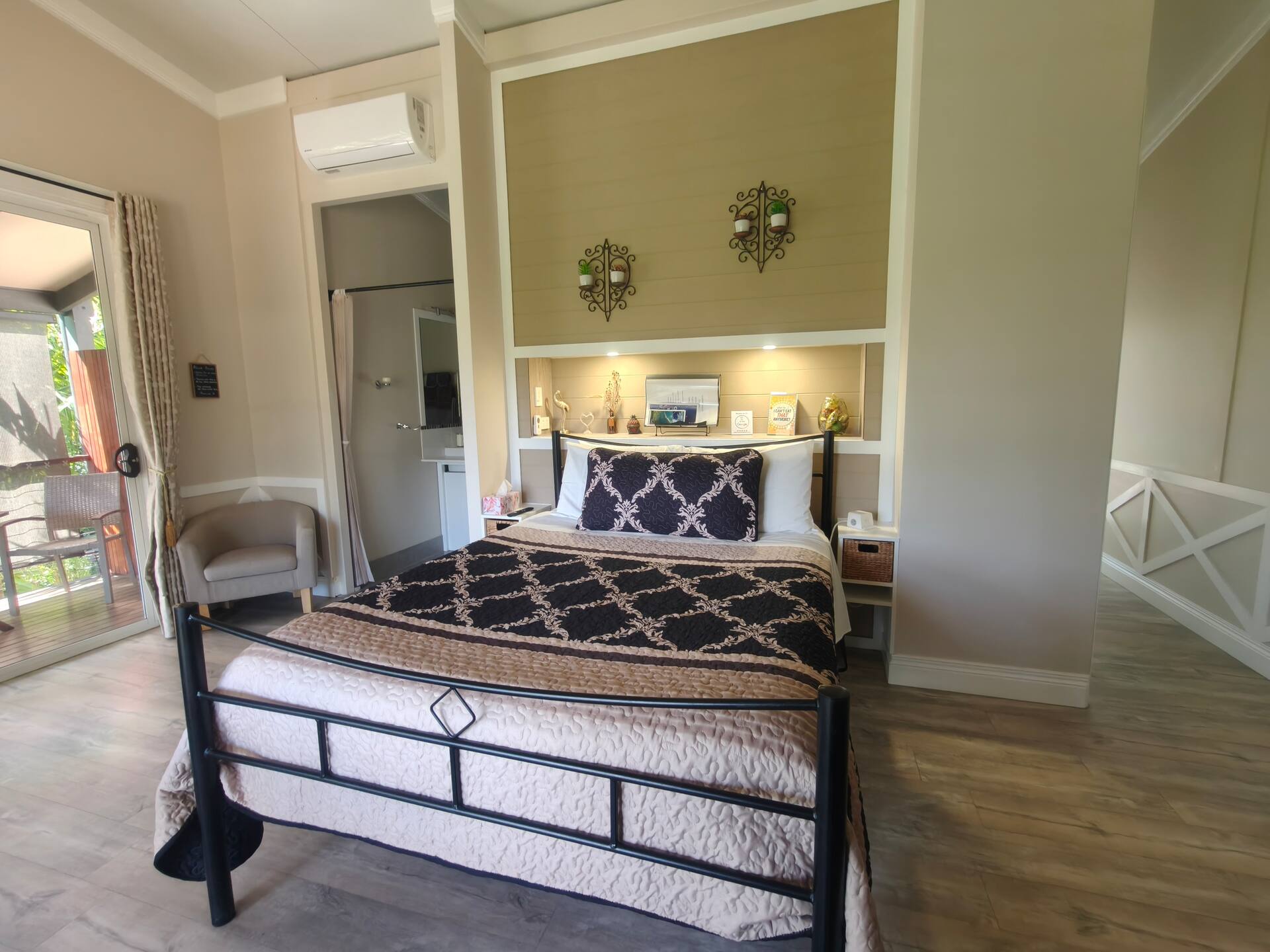 Hidden Valley Private Spacious Guest Suite & views