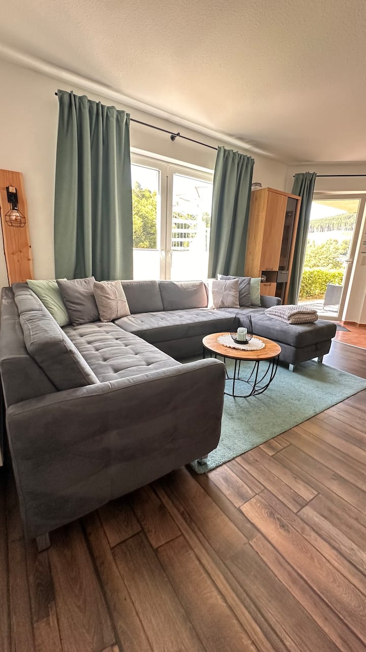 Divan i madh me funksion gjumi 200x140cm, televizor inteligjent, koleksion lojërash,...