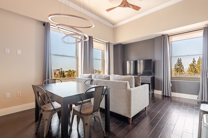 2bd 2 Bath Top Floor Corner Unit Fireworks View - Orange, CA