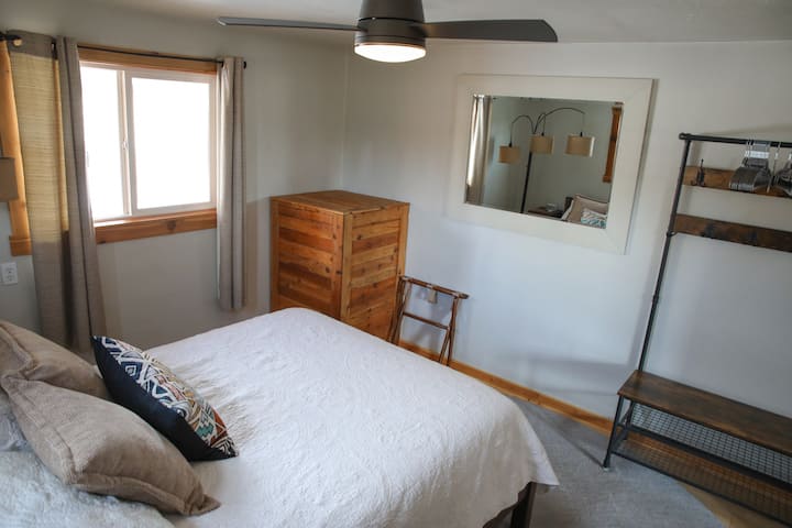 Dormitorio con cama tamaño queen