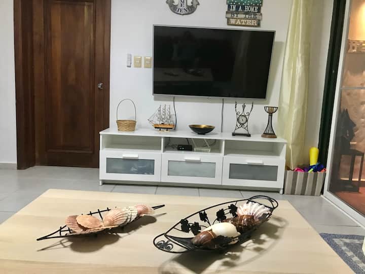 Cómoda sala con TV con cable y acceso a sus canales de Max—Netflix y demás (deberá colocar su clave y su contraseña personal, no compartimos el nuestro es ilegal). Siii. Bendiciones 
