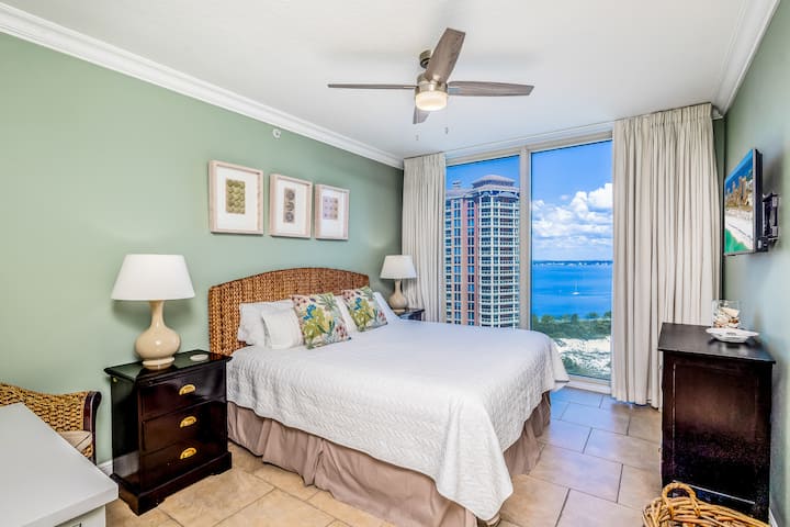 Endormez-vous chaque nuit dans votre chambre apaisante en bord de mer, où les douces brises du ventilateur de plafond et la vue magnifique sur la mer depuis la porte de votre balcon créent le refuge idéal.