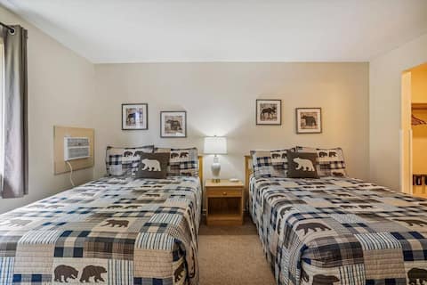 Cedarbrook Suite/outside heated pool 118/120