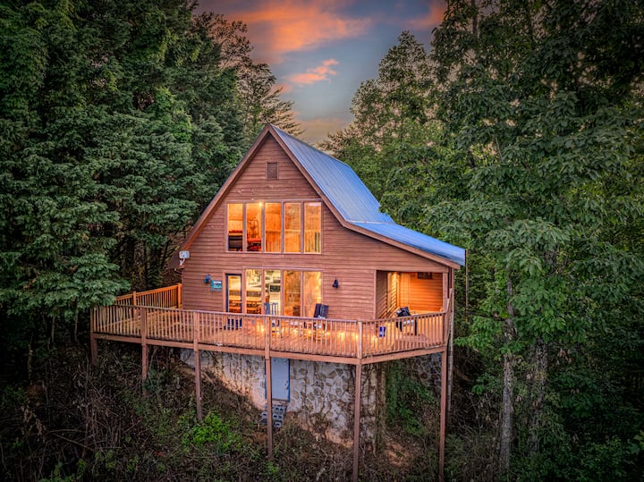Views, Hot Tub & Family Fun Private Smoky Mountain Escape! - Pigeon Forge, TN