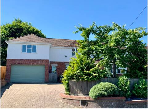 Lovely, spacious 5 bed home in countryside village