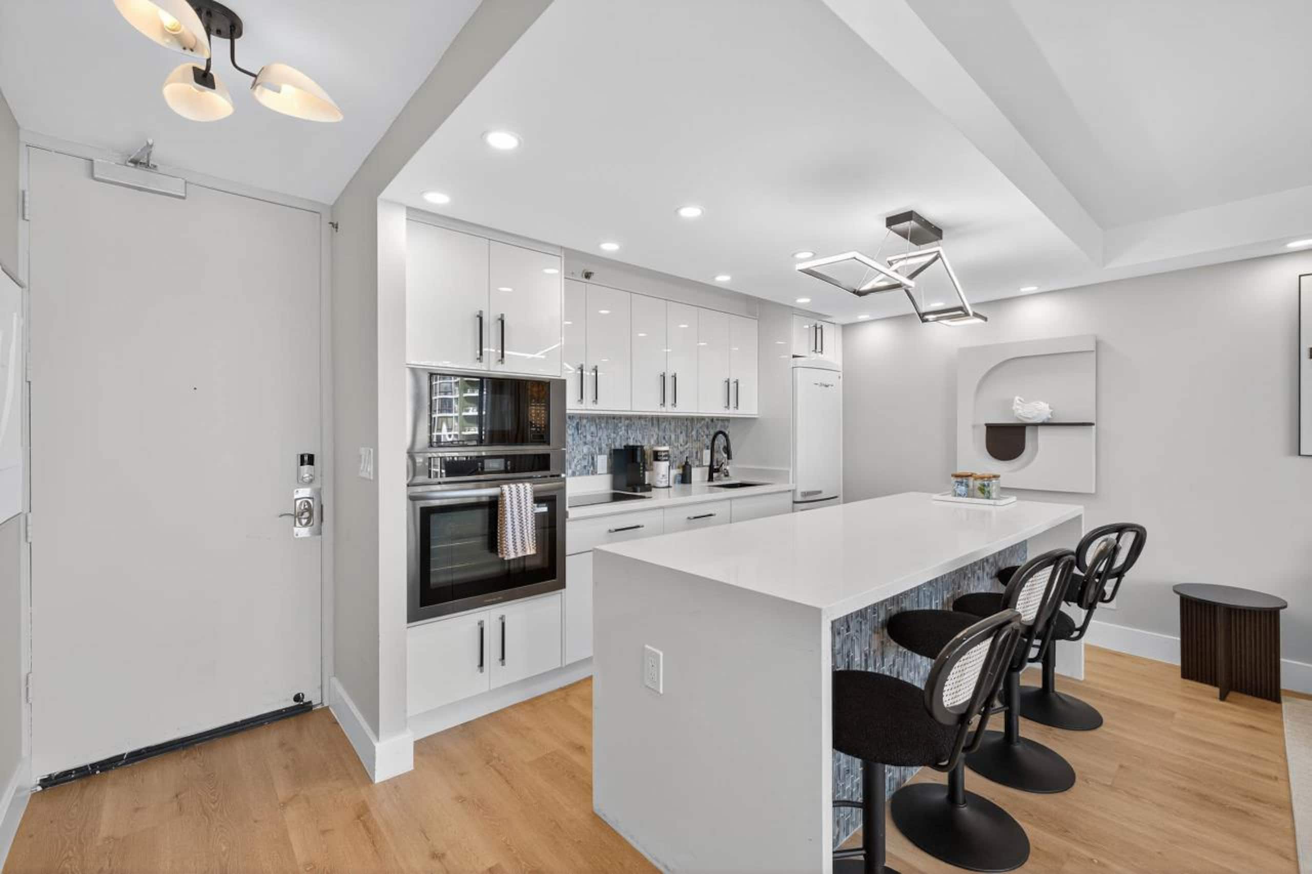 Condo in Honolulu · ★4.58 · 1 bedroom · 3 beds · 1 shared bath - Image 8