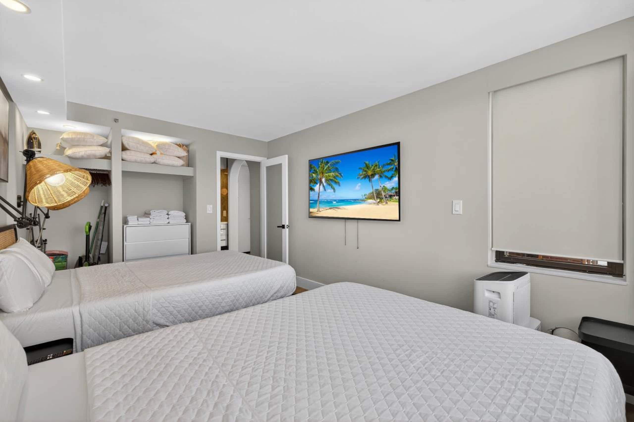Condo in Honolulu · ★4.58 · 1 bedroom · 3 beds · 1 shared bath - Image 12