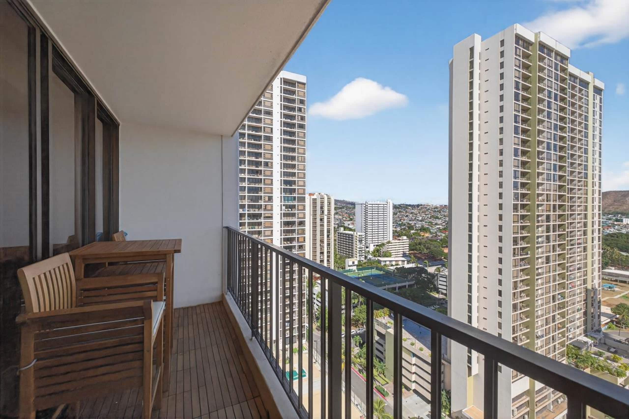 Condo in Honolulu · ★4.58 · 1 bedroom · 3 beds · 1 shared bath - Image 18