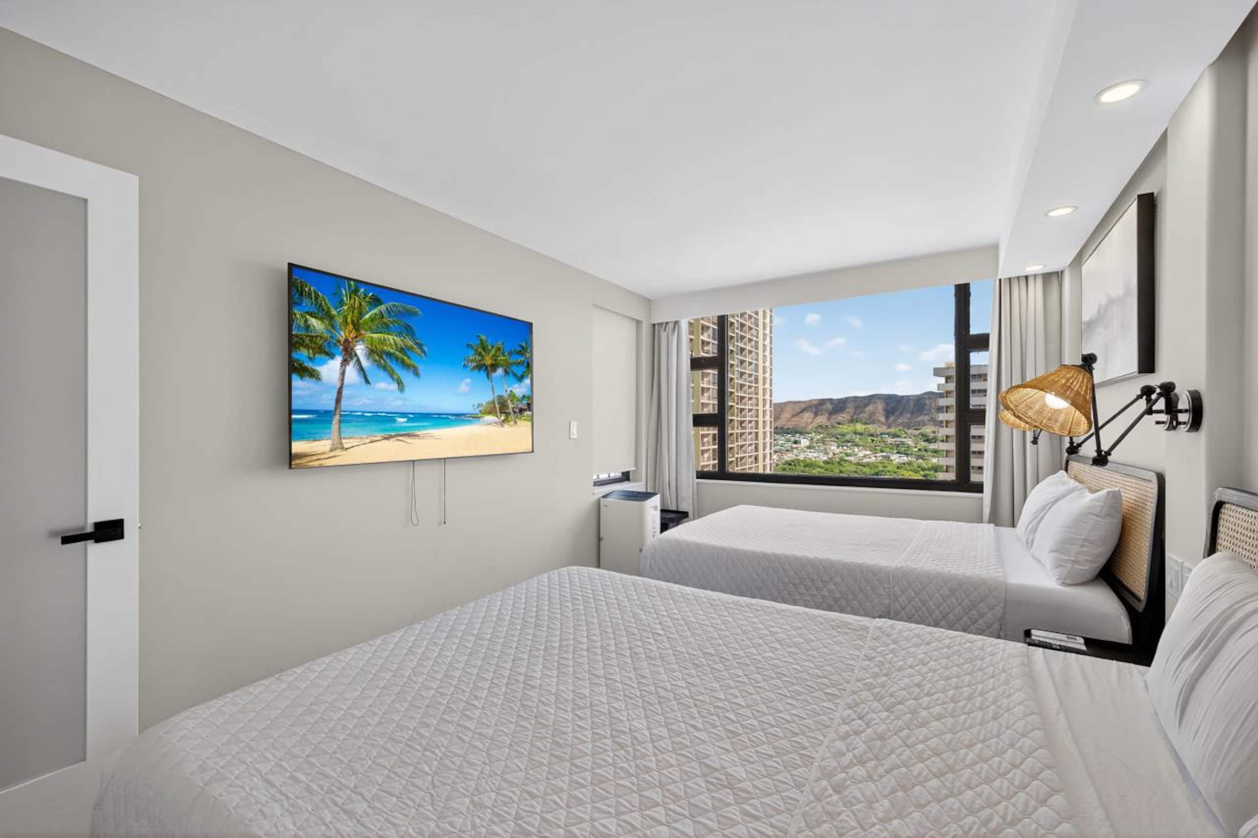 Condo in Honolulu · ★4.58 · 1 bedroom · 3 beds · 1 shared bath - Image 2