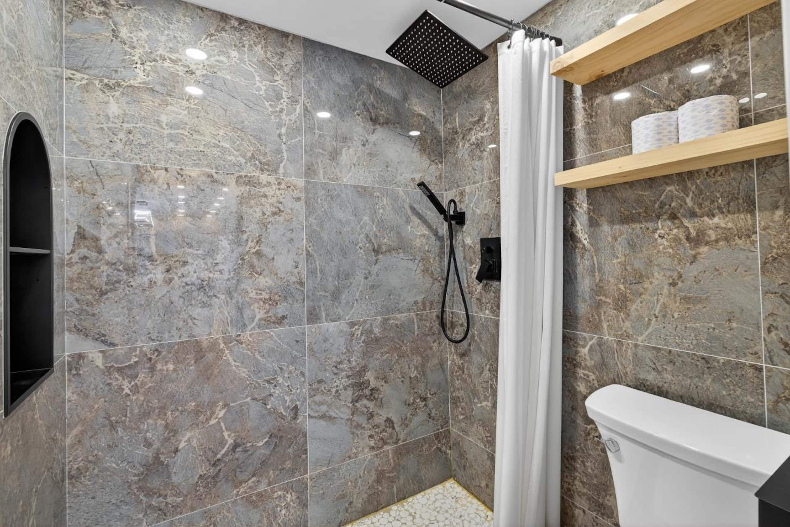 Condo in Honolulu · ★4.58 · 1 bedroom · 3 beds · 1 shared bath - Image 16