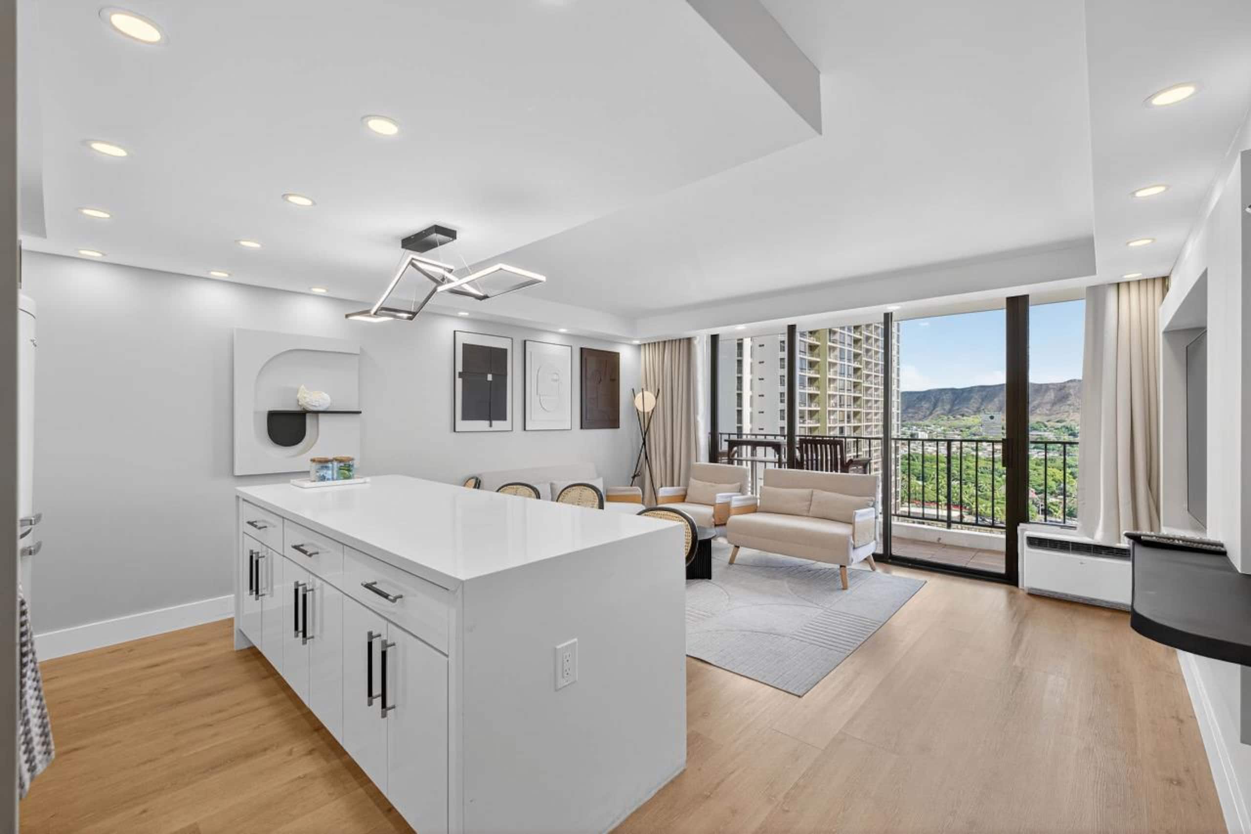Condo in Honolulu · ★4.58 · 1 bedroom · 3 beds · 1 shared bath - Image 6