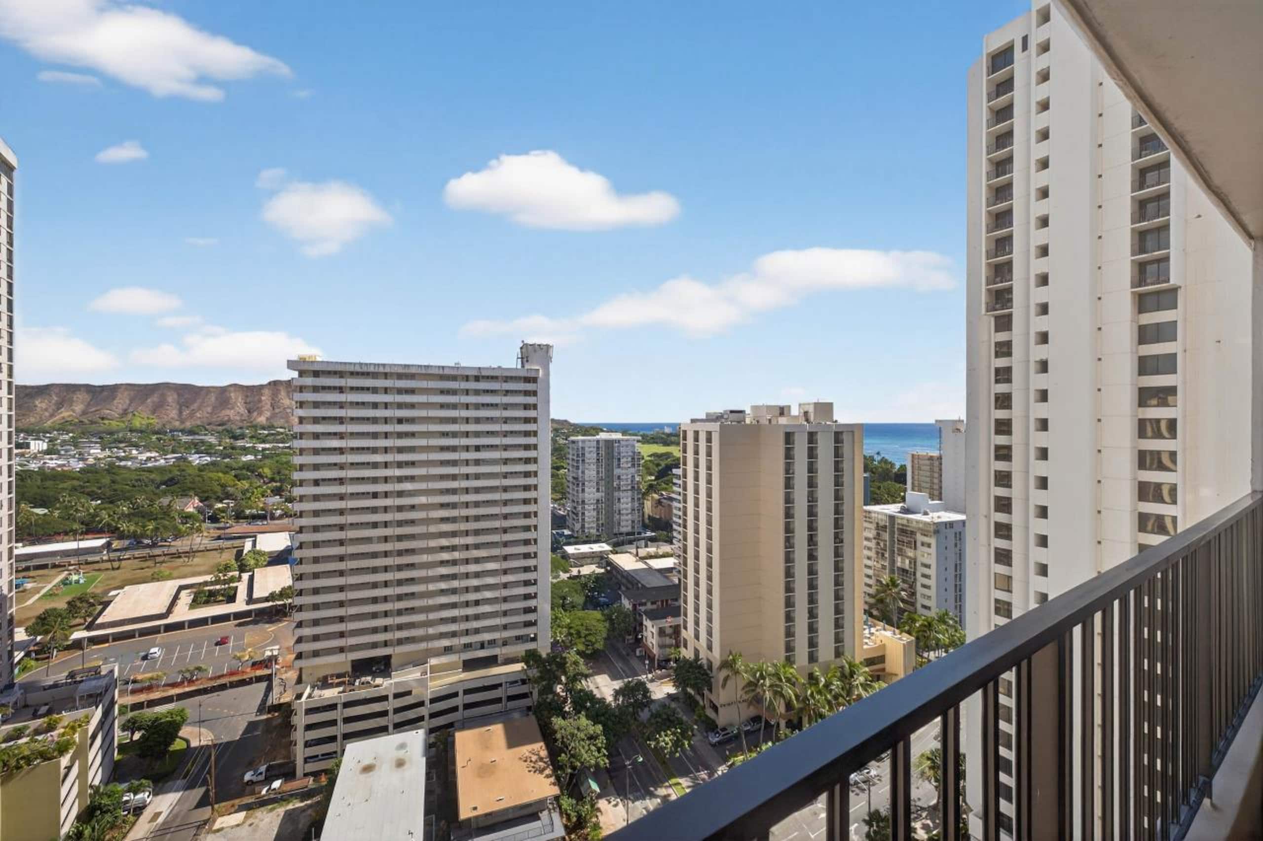 Condo in Honolulu · ★4.58 · 1 bedroom · 3 beds · 1 shared bath - Image 24