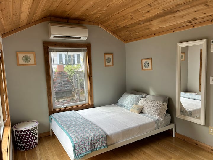 חדר שינה אחורי נפרד בקומת הקרקע.