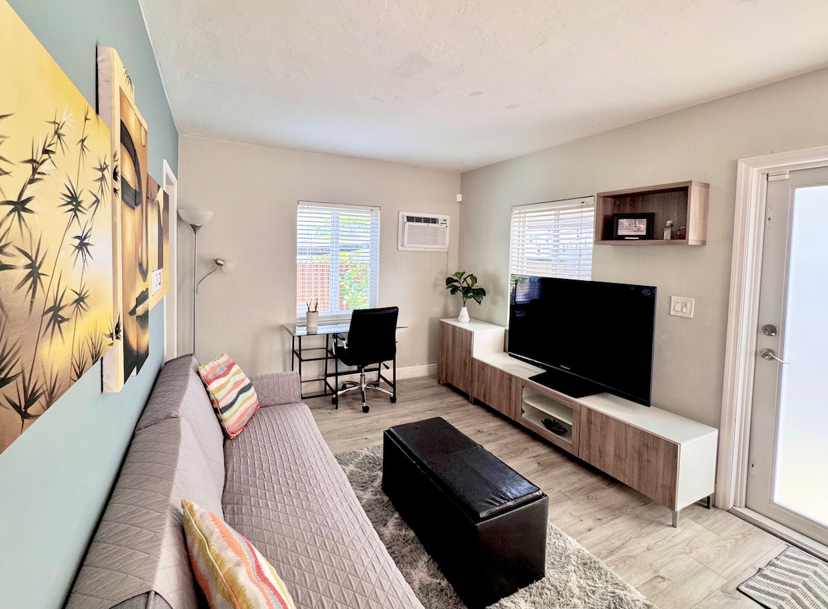 Top Airbnb: Cozy Cottage walking distance from Calle Ocho in East Little Havana