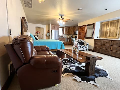 Top performing Airbnb: Chic Main Street Getaway - Walk Everywhere! in Montrose