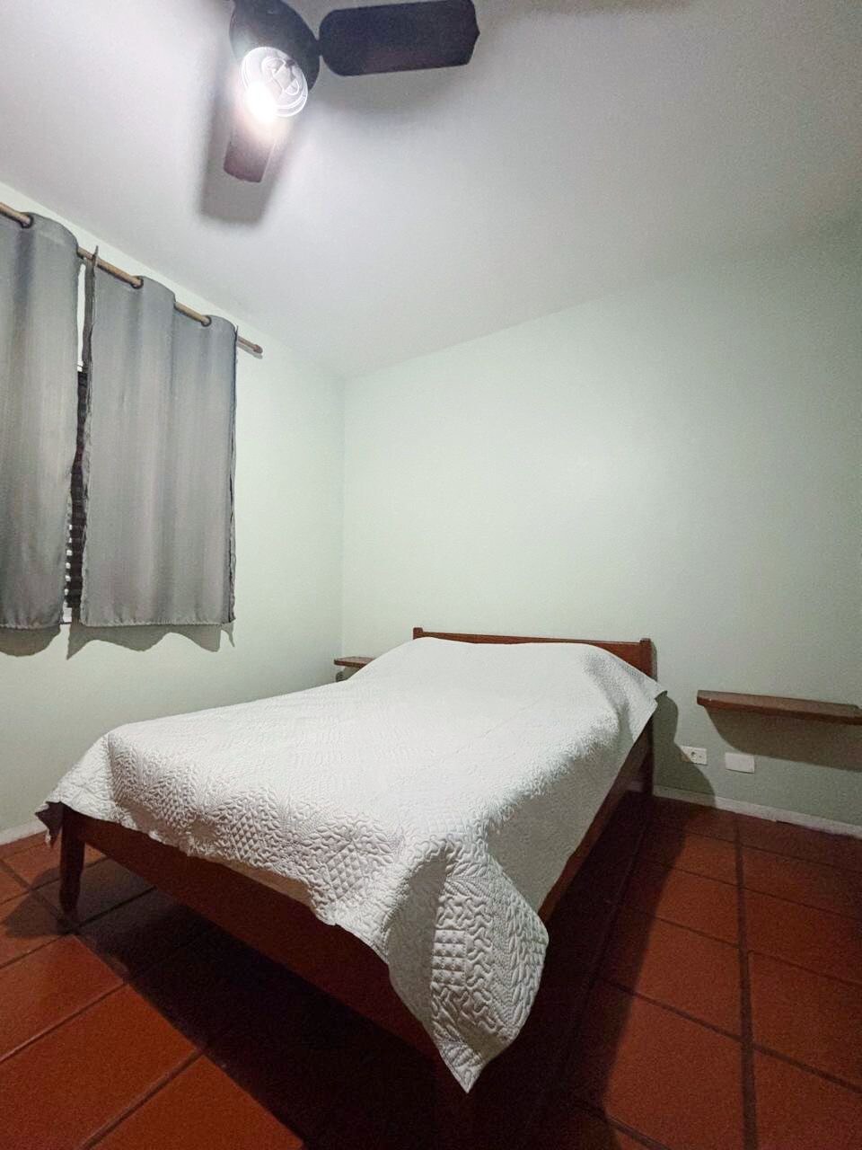 Მასში არის 1 ორადგილიანი საწოლი, ჭერის ვენტილატორი და კონდიციონერი 