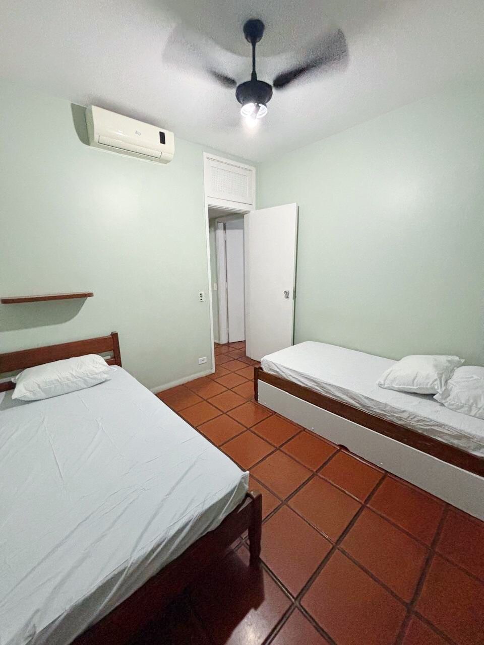 Ნომერი 3 ერთადგილიანი საწოლით , ჭერის ვენტილატორით და კონდიცირებით 