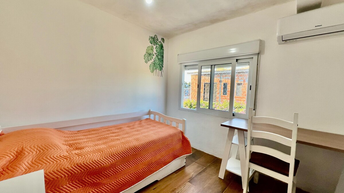 La habitación cuenta con dos camas individuales ( 1 marinera) escritorio, ropero y aire acondicionado. Por las mañanas se puede disfrutar de la luz del sol que entra por la ventana 