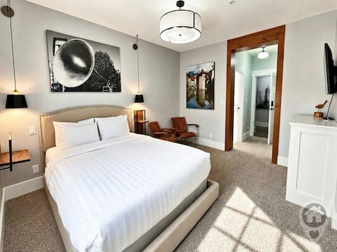 Mountain Getaway – Ski-In / Ski-Out Suite