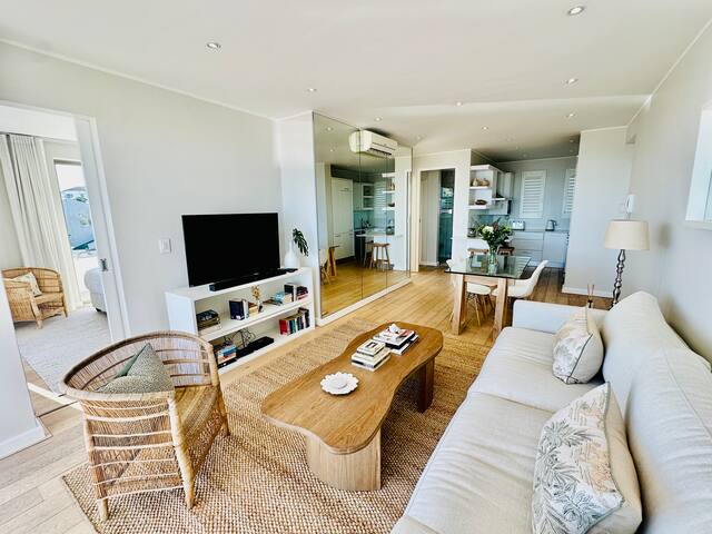 2 Bedroom Apartment with spectacular ocean views! gallery image 3