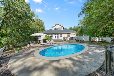 3+ acre:King Bed, Hot Tub, Mini Golf, Pool Table