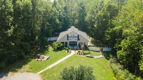 3+ acre:King Bed, Hot Tub, Mini Golf, Pool Table