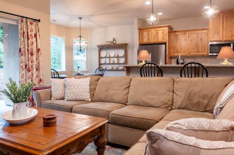 Cozy Family Mountain Getaway in the Pines King Bed