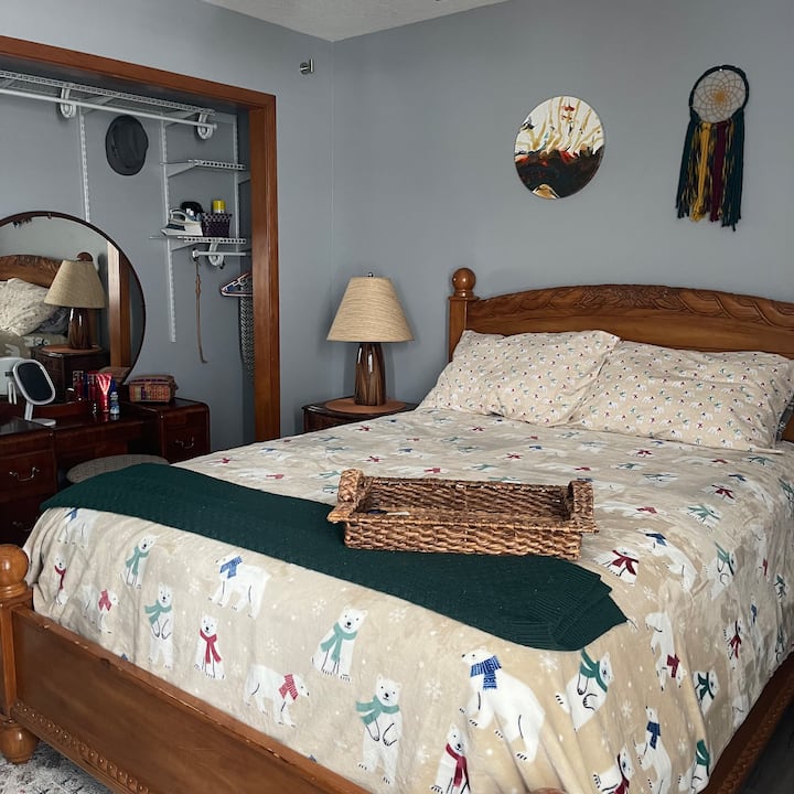 Glavna spavaća soba s vlastitom kupaonicom. Ovdje ćete pronaći glačalo, dasku za glačanje, parno glačalo, sredstvo za uklanjanje dlačica, sredstvo za uklanjanje dlačica s odjeće, sušilo za kosu, losion i sprej za tijelo.