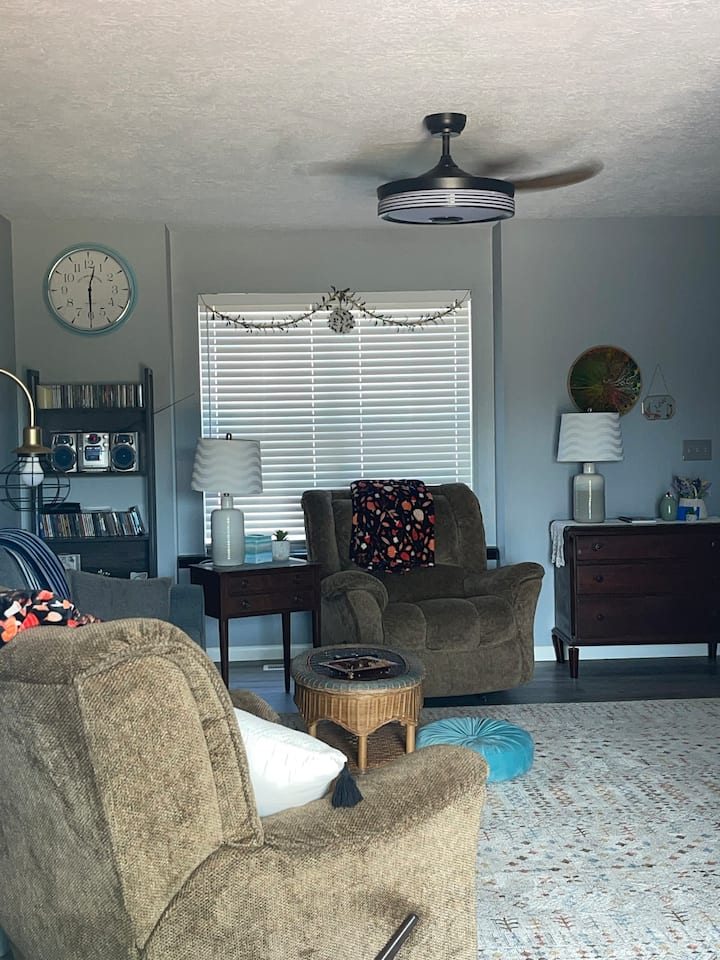 Pogled iz blagovaonice na dnevni boravak i ulazni prozor. 