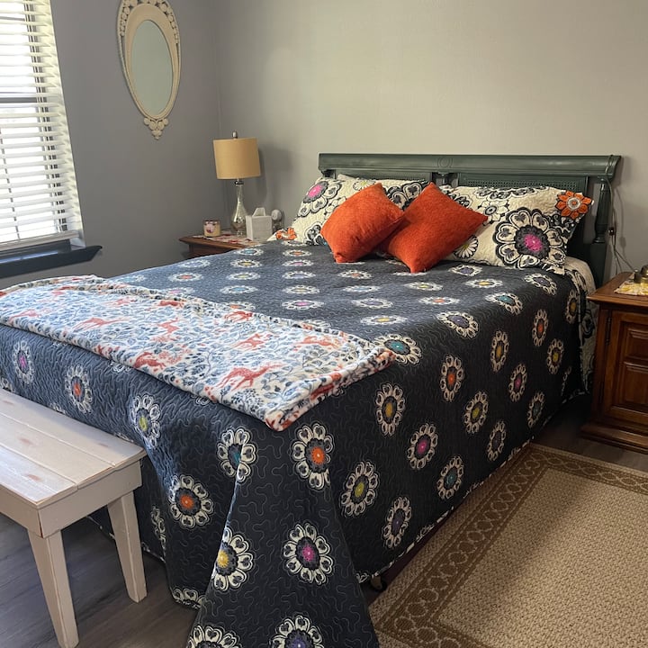 Druga spavaća soba ima bračni krevet, komodni ormar i ormar za osobne stvari.Postoji uređaj za zvuk budilice, blok s dva USB priključka. U ormaru se nalaze dječja ogradica, stol za kartanje i 4 stolice te sprave za vježbanje.Hula hoop, prostirka za jogu i uže za preskakanje.