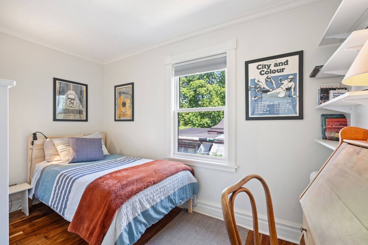 后卧室配备单人床和小型"秘书"桌。