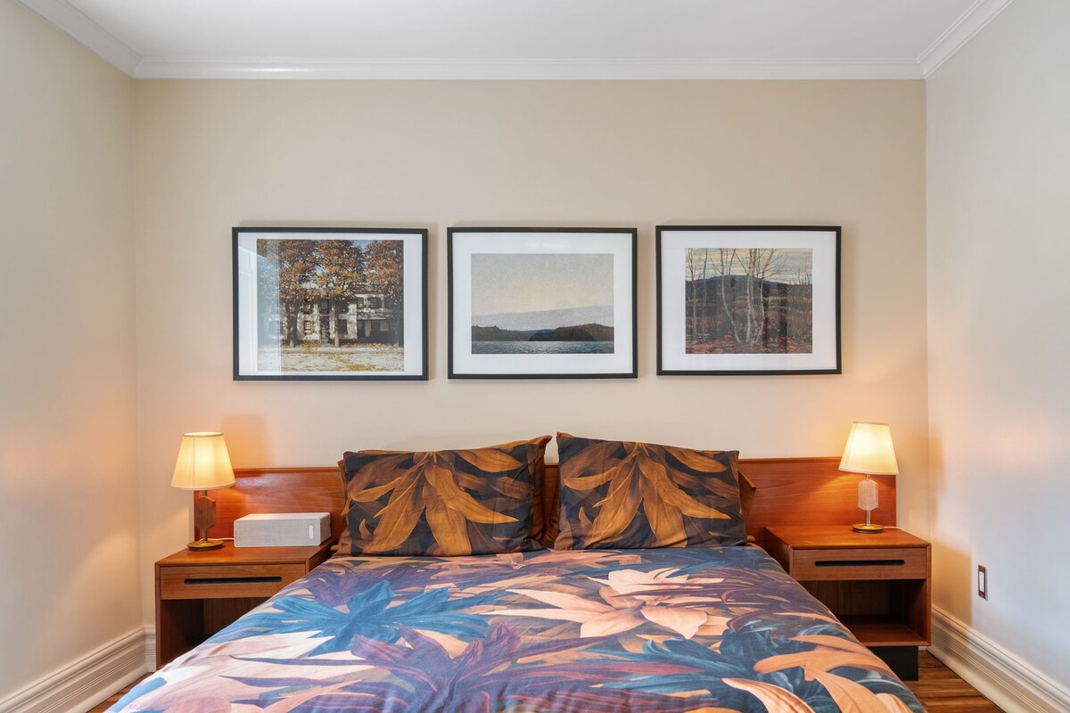 舒适的标准双人床，配有柚木床头板和边桌；蓝牙扬声器，可播放您最喜爱的播放列表。  