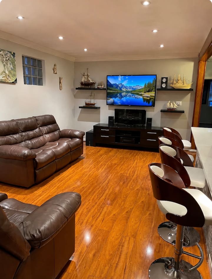 Morris Park, Ny-cozy Private Home With Parking - Bronx, NY