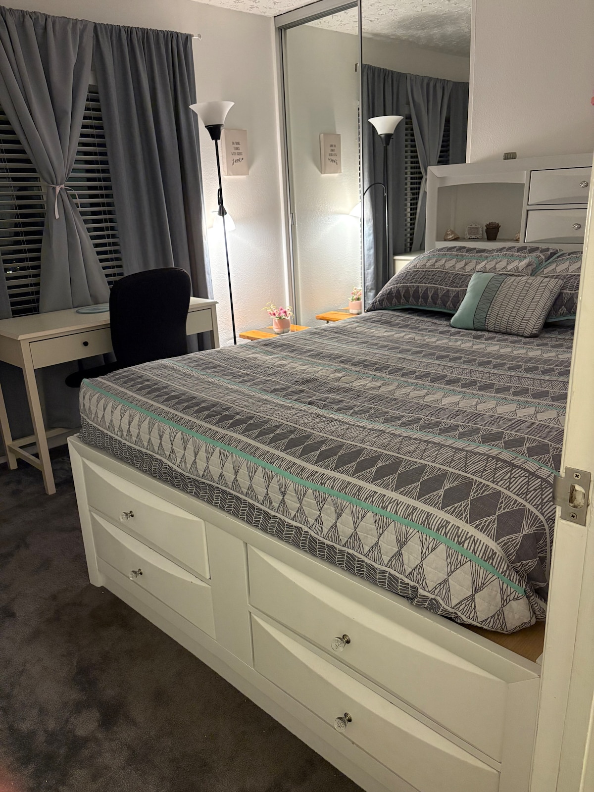 
غرفة أخرى، صورة واحدة هناك مساحة تخزين إضافية تحت السرير، ملاءات نظيفة، بطانية، بطانيات، إلخ! 