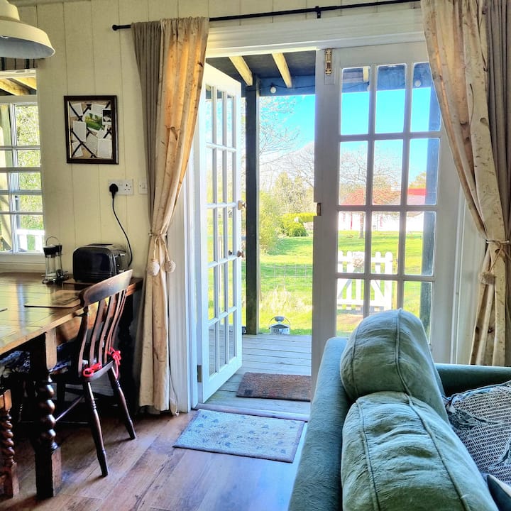 Vintage Style Cabin Near The Stunning Welsh Coast - New Quay