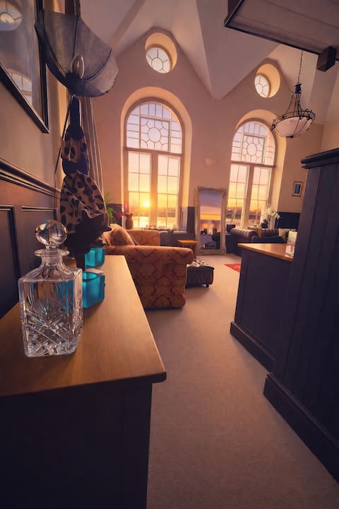 The Old Court & Jail (Historic 8-9 sleeper)