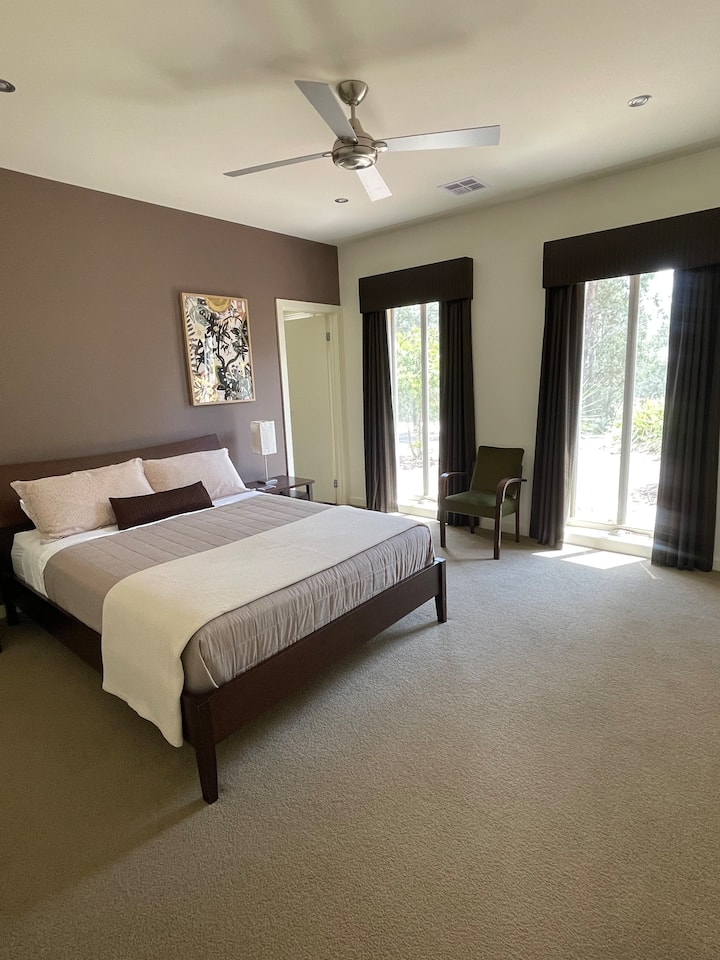 Chumba cha kwanza cha kulala - Chumba kikuu cha kulala chenye kitanda cha ukubwa wa Queen na chumba cha kulala. 