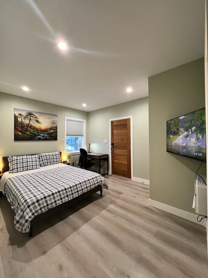 Kitanda aina ya Queen, vivuli vya kuzima umeme kwa mbali, kituo cha kazi, televisheni na kipasha joto