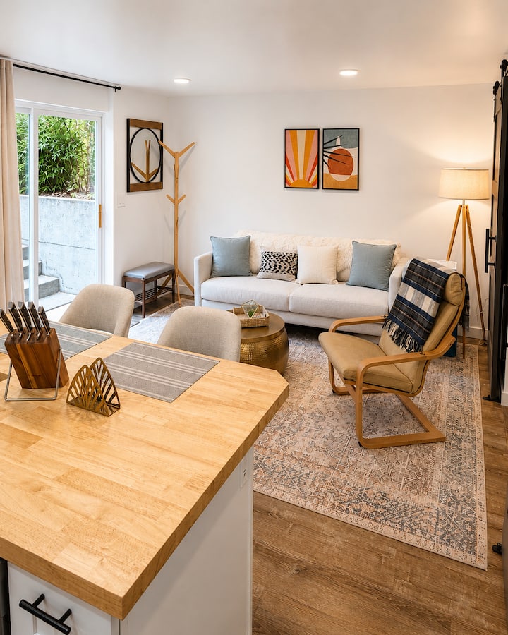 Genesee Hill Gem In West Seattle - Seattle, WA