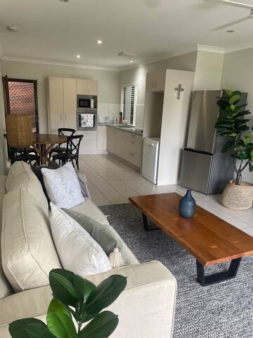 Leafy 2brm flat 5min drive to Coolum Beach gallery image 5