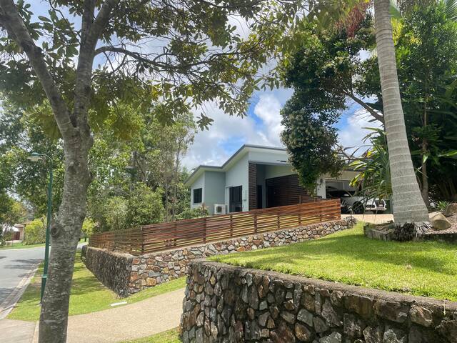 Leafy 2brm flat 5min drive to Coolum Beach